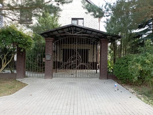 Навес из профильной трубы и профнастила двускатный для авто пристрой к дому